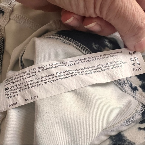 Marika yoga jacket in graphic black and white pattern woman's size L - Picture 7 of 7